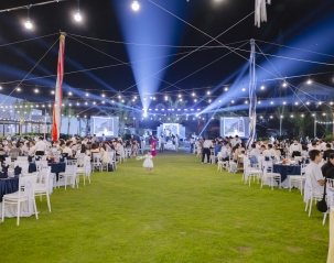 Tiệc ngoài trời về đêm