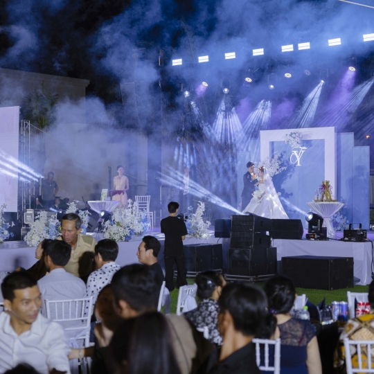 Tiệc ngoài trời về đêm